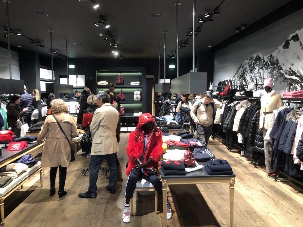 ''ラ・ヴァレ・ヴィレッジ''( La Vallée Village) モンクレール(MONCLER)店舗内部の様子