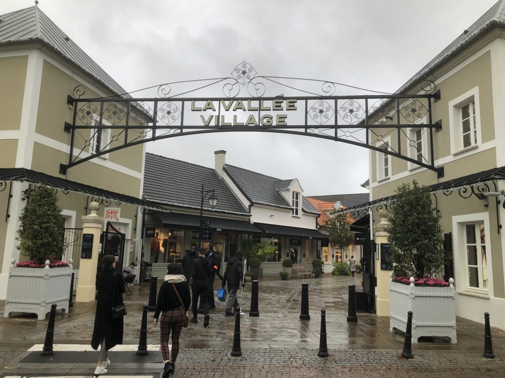 ''ラ・ヴァレ・ヴィレッジ''( La Vallée Village)入口の様子