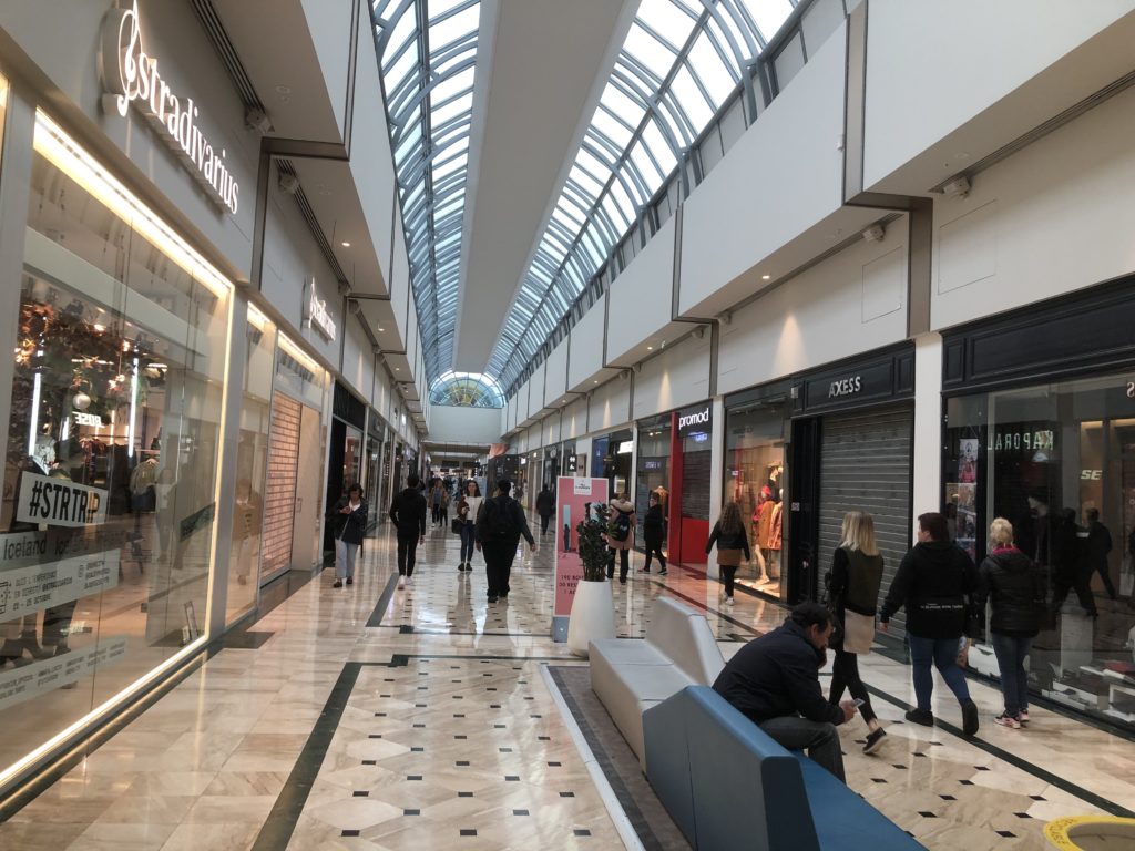 駅からアウトレットへ向かう途中で通過するVal d'Europe Shopping Center内部の様子（２）