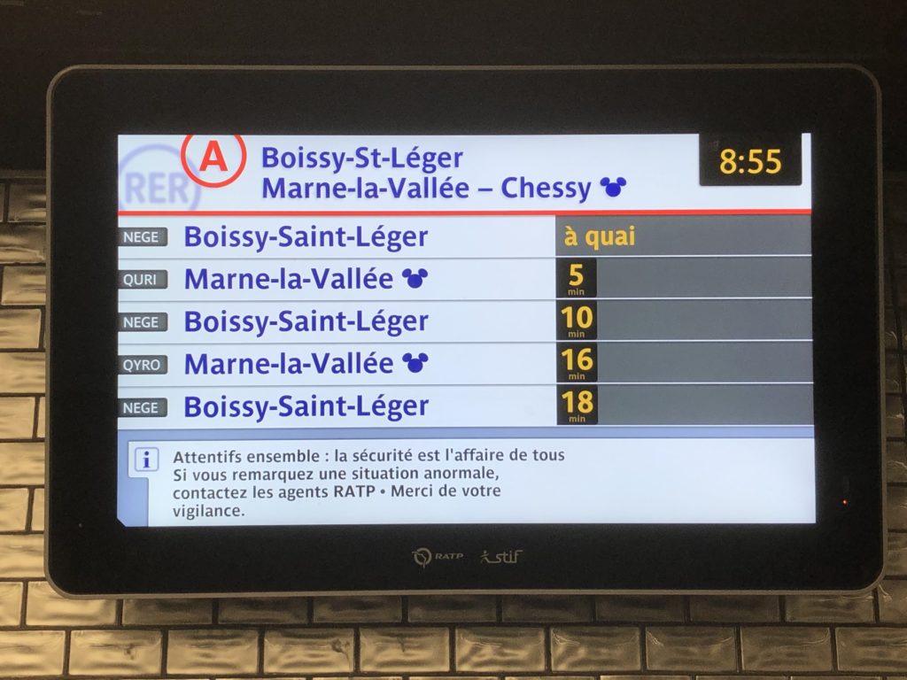 RER A線の案内板にあるミッキーのマークが付いている電車に乗りましょう。