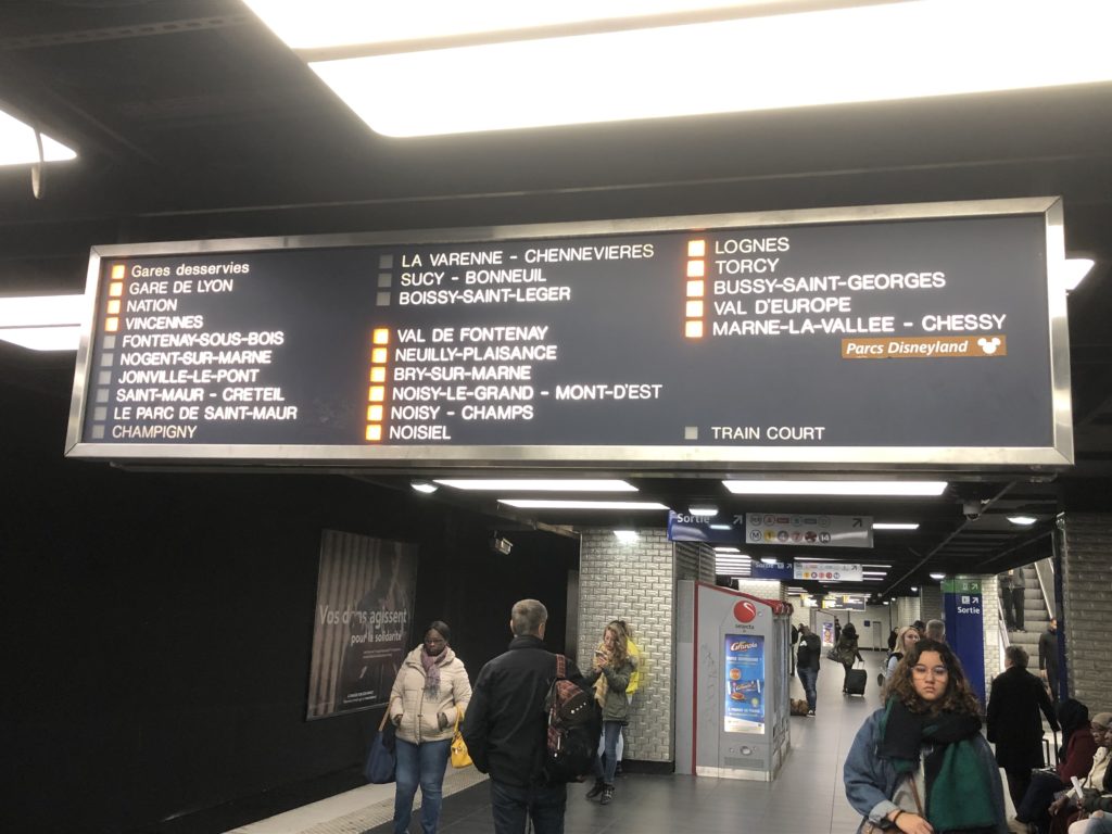 RER A線案内板の中でランプが点灯している駅に停車します。