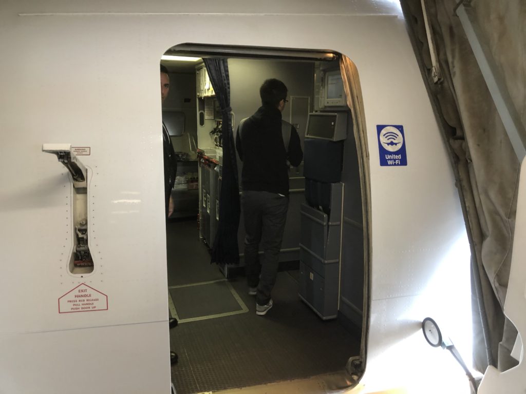 UA854便(NH7172便)リマ行の機材の入口