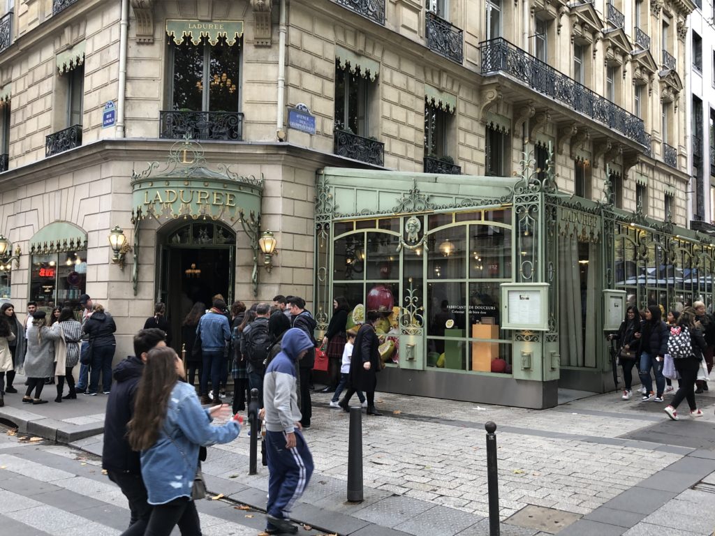 ロンシャン　シャンゼリゼ通り店の横にあるLADUREE本店