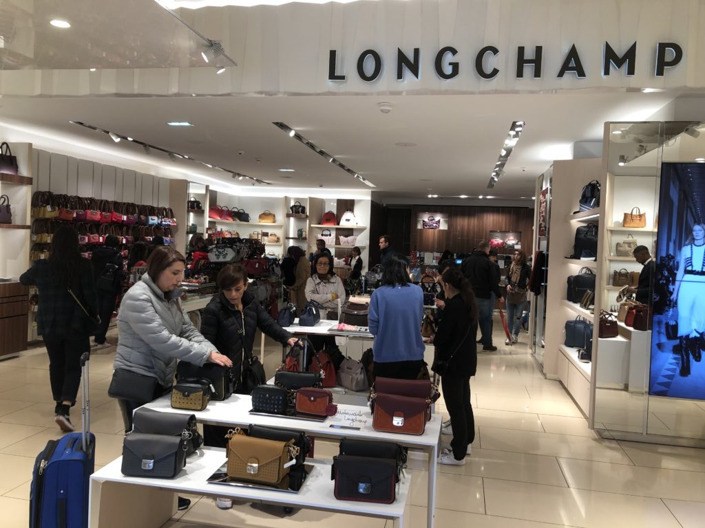 ''ラ・ヴァレ・ヴィレッジ''( La Vallée Village) LONGCHAMP店舗内部の様子