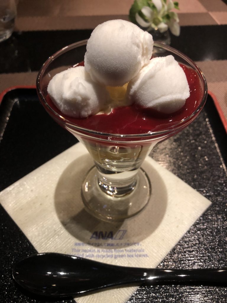 ANA SUITE LOUNGE DINING hのデザート 〆パフェ ANAオリジナル長野県産りんごのパフェ