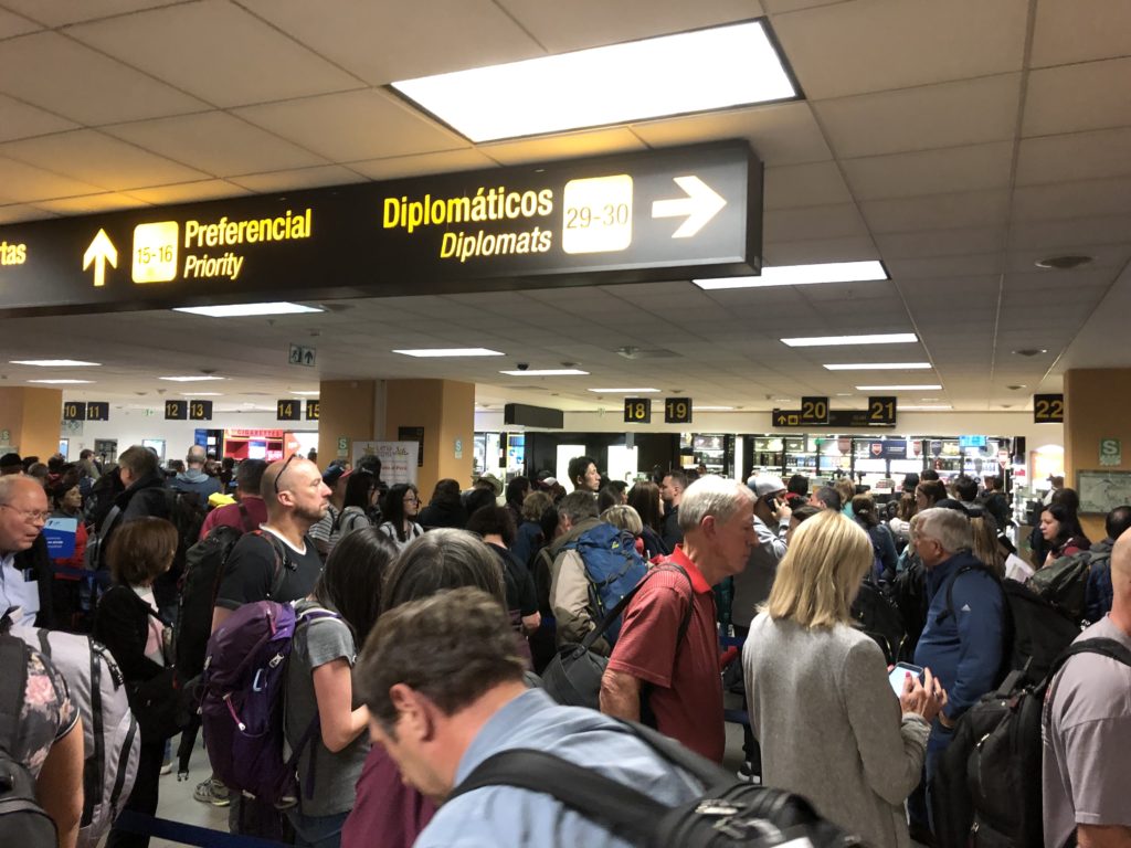 リマ ホルヘ・チャベス国際空港にて入国審査を待つ旅行者たちの様子