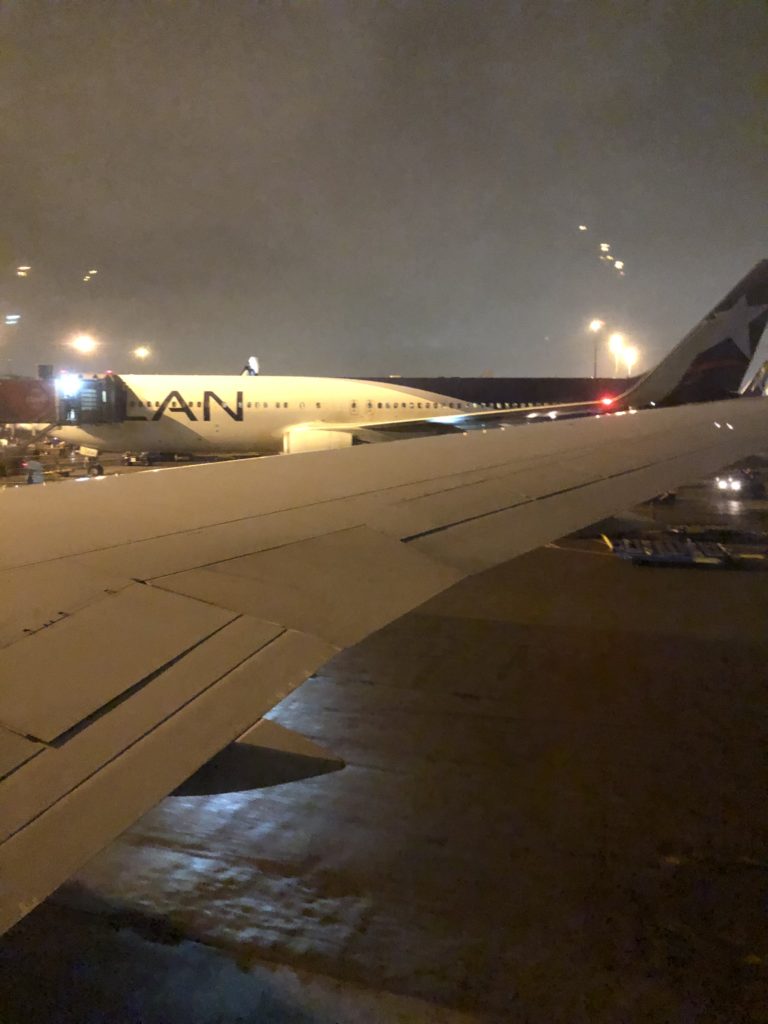 UA854便(NH7172便)リマに到着した際の様子。隣のスポットにはLAN航空がいます。