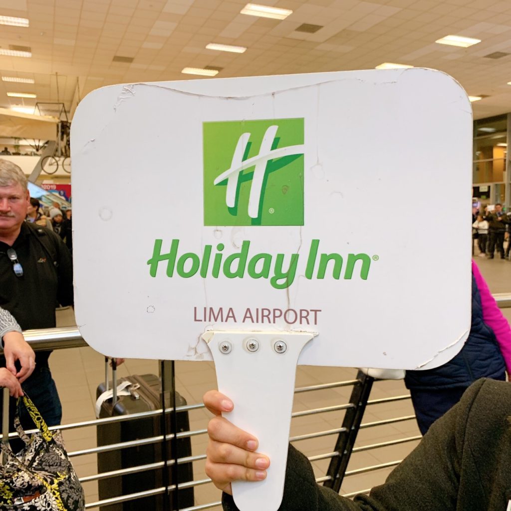 Holiday in Lima Airportのプラカード