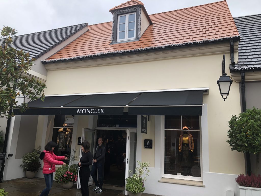 ''ラ・ヴァレ・ヴィレッジ''( La Vallée Village) モンクレール(MONCLER)店舗外観の様子