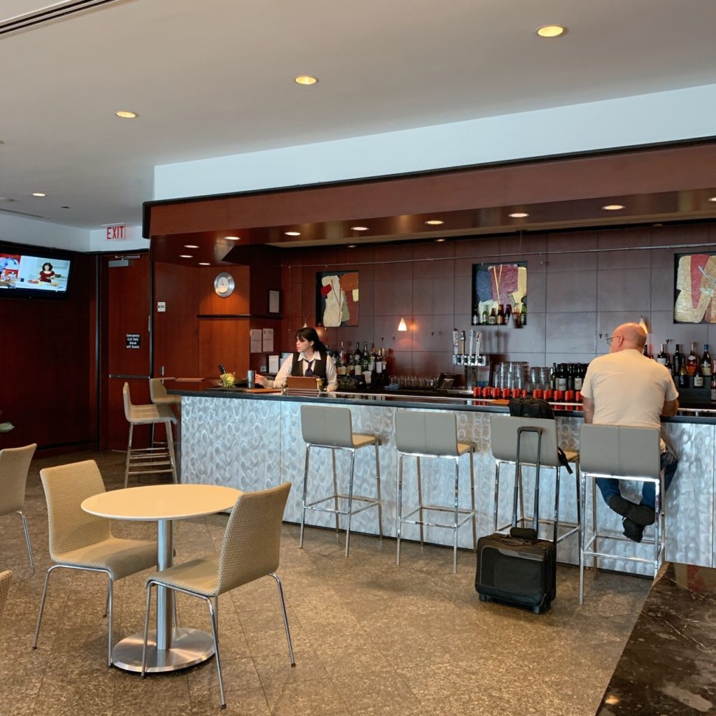 ヒューストン　ジョージ・ブッシュ・インターコンチネンタル空港のUnited Clubのバーカウンター