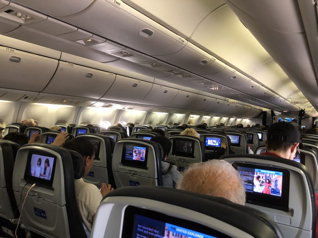 UA854便(NH7172便)リマ行のエコノミークラスにて出発を待つ乗客たち