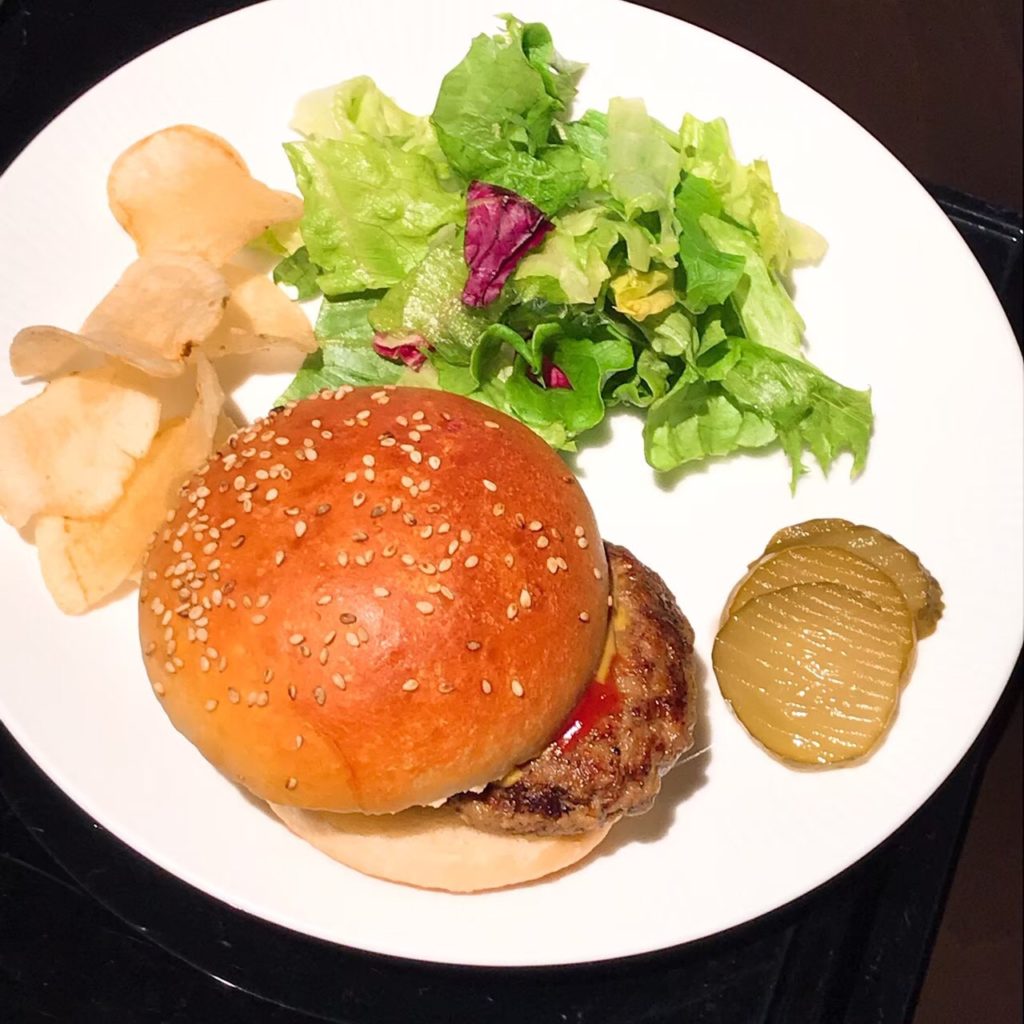 ANA SUITE LOUNGEで提供されるパテのジューシーさが半端ないハンバーガー