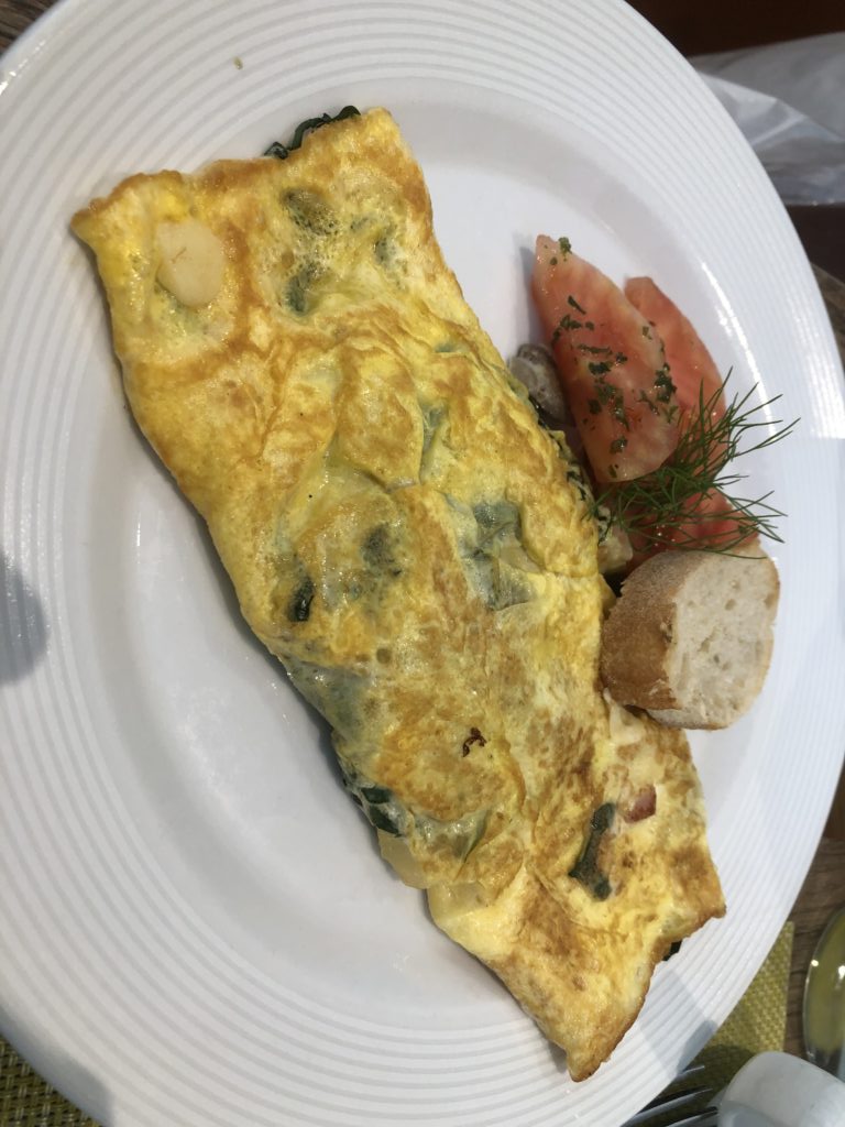 朝食ビュッフェでオーダーしたオムレツ（トッピングも可能です。）