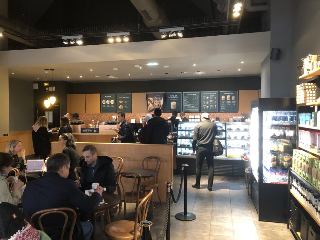 ''ラ・ヴァレ・ヴィレッジ''( La Vallée Village) にあるSTARBUCKS COFFEE店舗内部の様子
