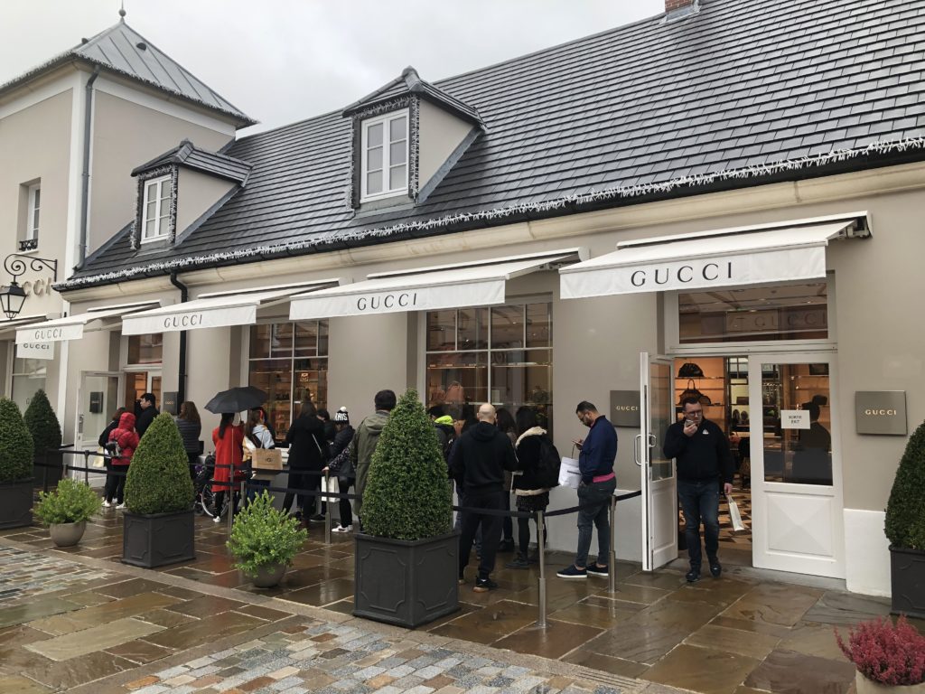 ''ラ・ヴァレ・ヴィレッジ''( La Vallée Village) GUCCI店舗外観の様子。入場制限が取られており、入口前には行列が出来ています。