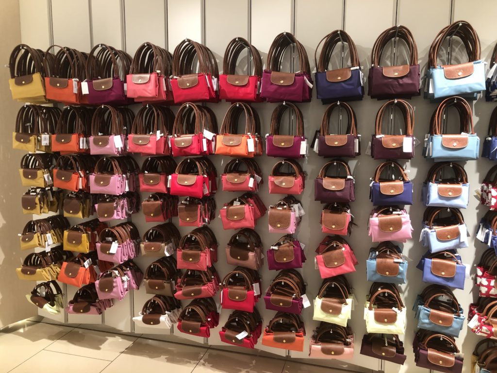 ''ラ・ヴァレ・ヴィレッジ''( La Vallée Village) LONGCHAMP店舗に並ぶル プリアージュ。最新モデル置いてありませんでした。