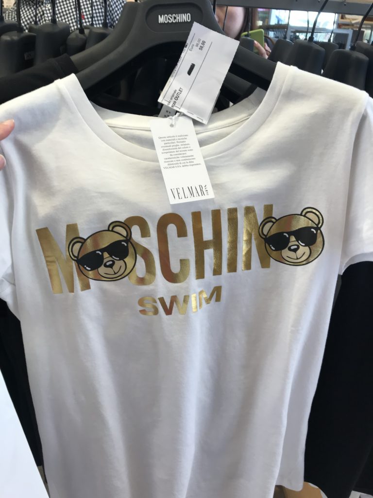 モスキーノTシャツ：34.50ユーロ。日本では10,000円以上するものがほとんどであり、中には20,000円以上するものもあります。