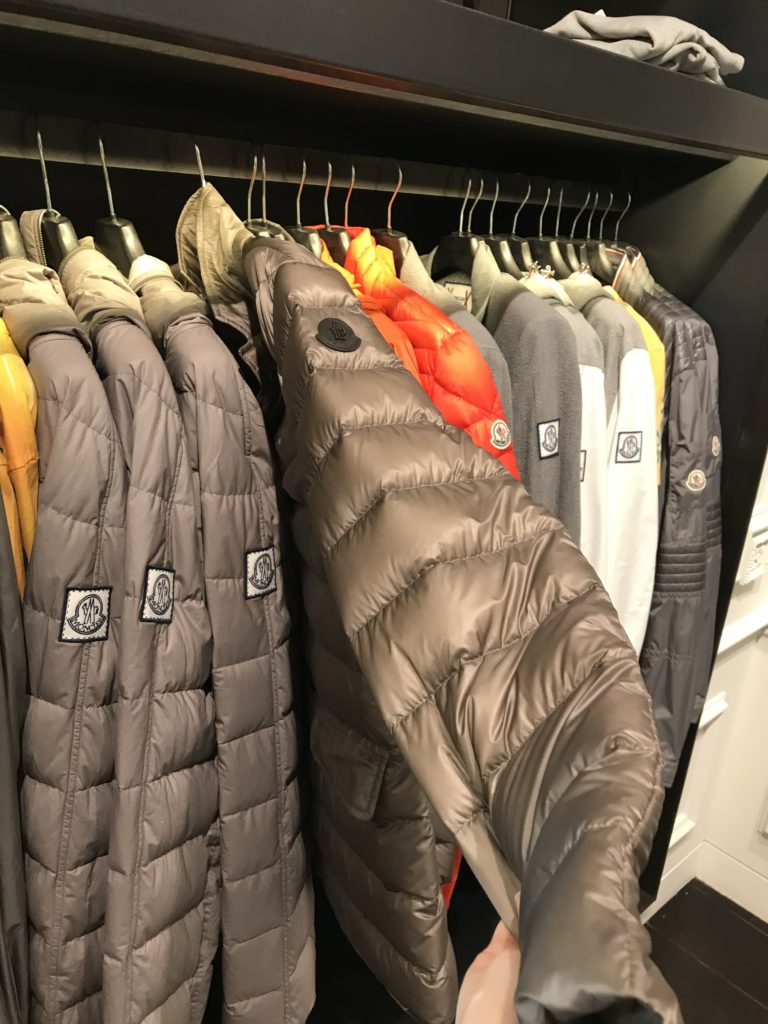 イタリア ミラノ セッラヴァッレデザイナーアウトレット モンクレール(Mocler)店内の様子。サイズも豊富でした。
