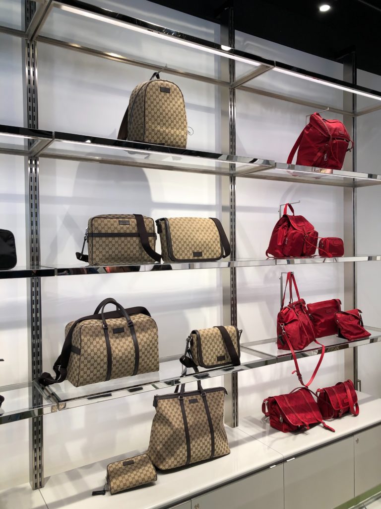 イタリア ミラノ セッラヴァッレデザイナーアウトレット GUCCIで販売されていたメンズ用バック シンプルな万人ウケするようなデザインも多く揃っています。