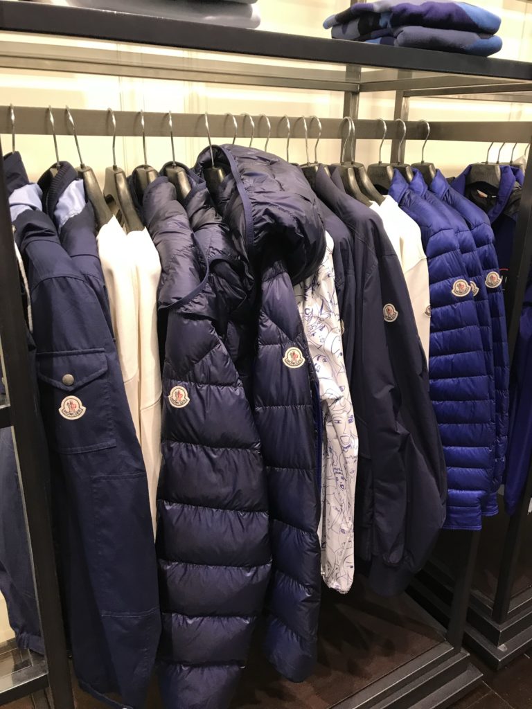 モンクレールにはメンズの商品も数多くあります。シンプルなデザインのダウンジャケットもありました。