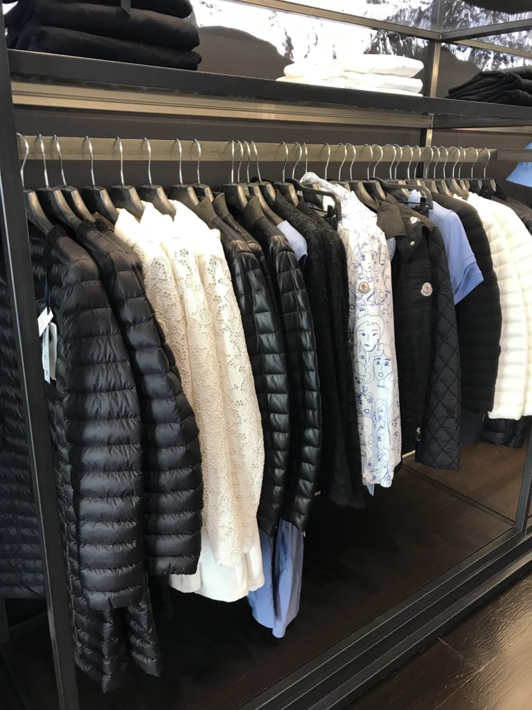 イタリア ミラノ セッラヴァッレデザイナーアウトレット モンクレール店舗に並ぶレディース用ダウンジャケット