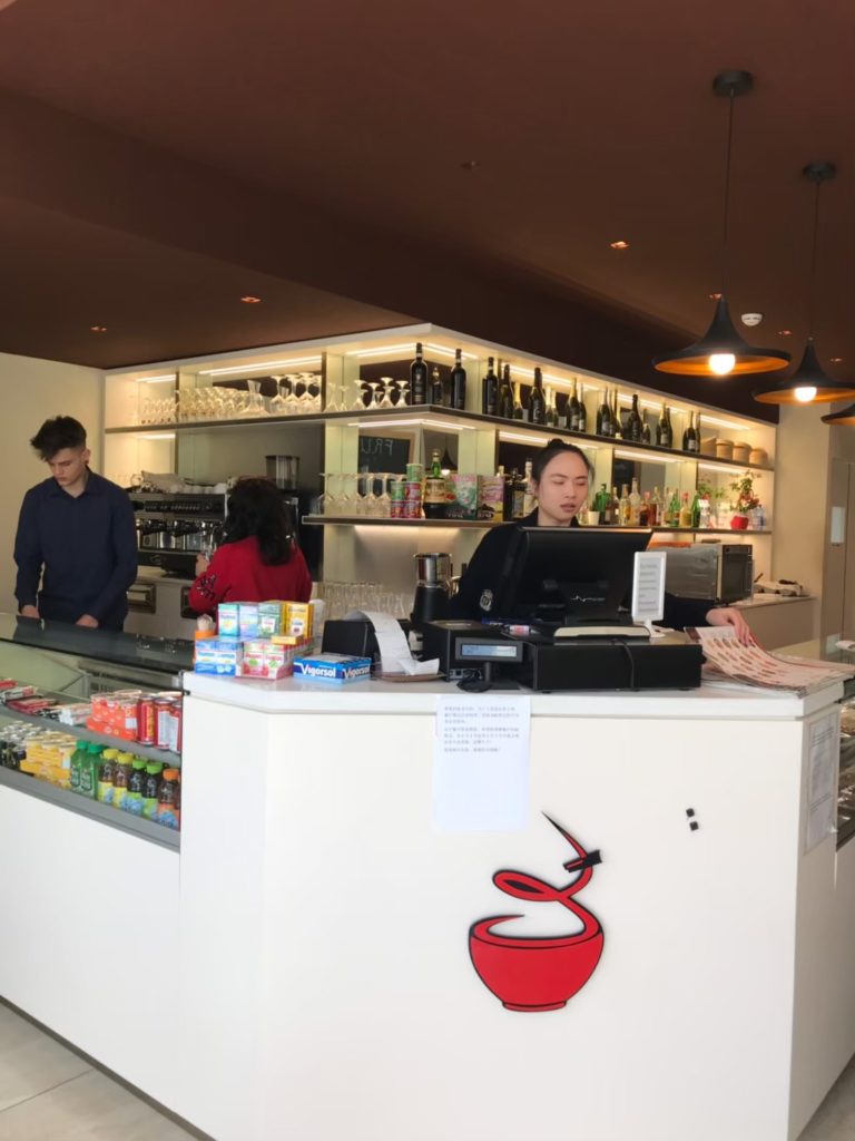 ザ・モール内にある中華料理屋の内観