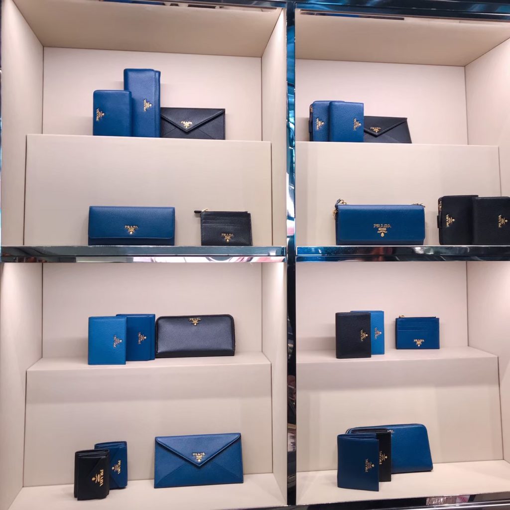 プラダ店内に並ぶレディース財布類