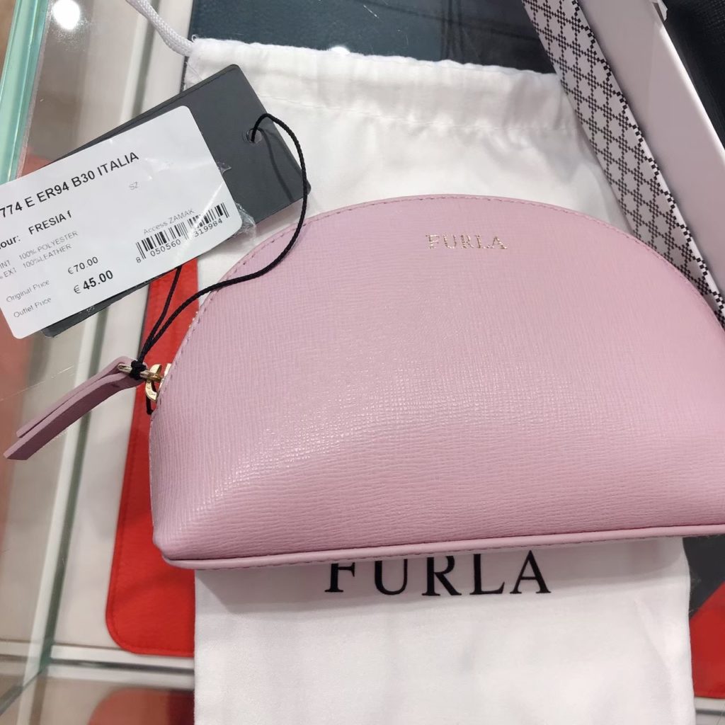 フルラ(FURLA)で販売されていたピンクのポーチ（値段：45ユーロ）