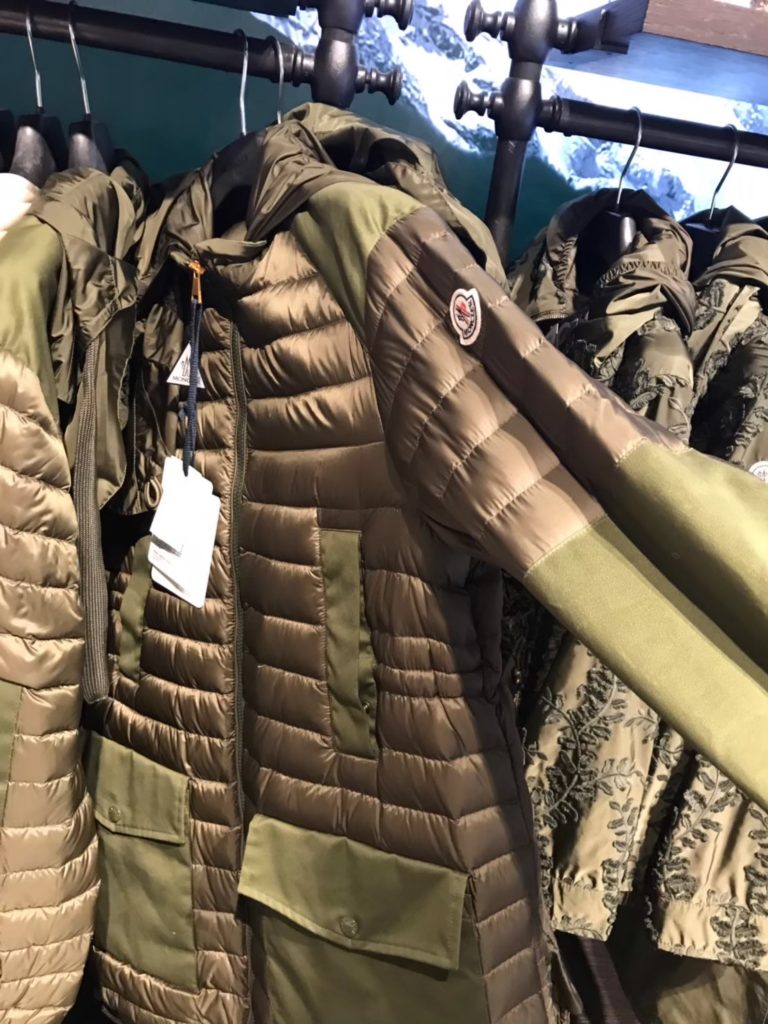 モンクレール店内に並ぶレディース用ダウン:805ユーロ（約99,800円）