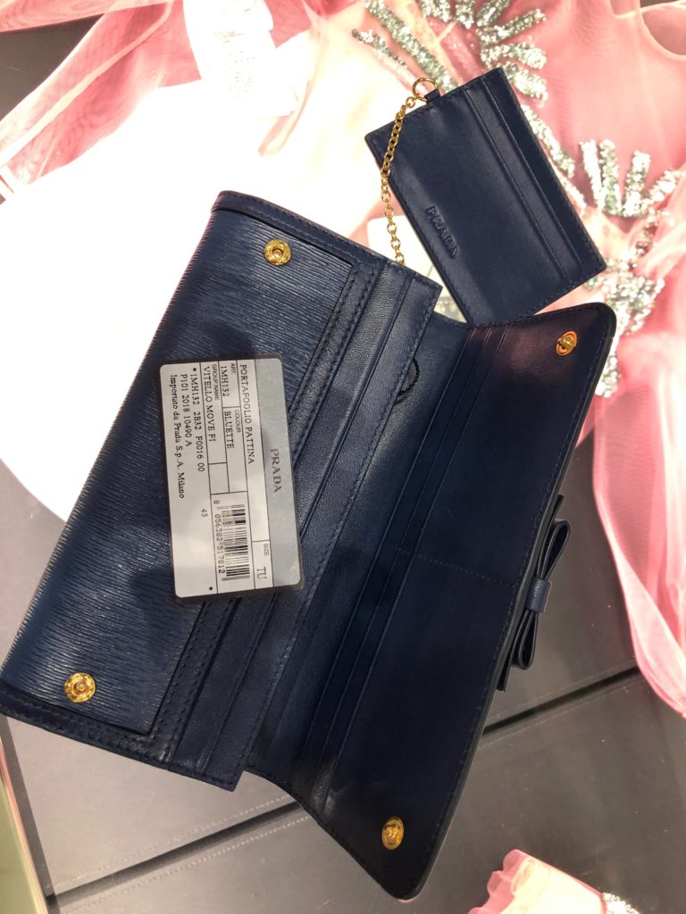 憧れのプラダの財布が２万円台前半で手に入るなんて、信じられませんね！！