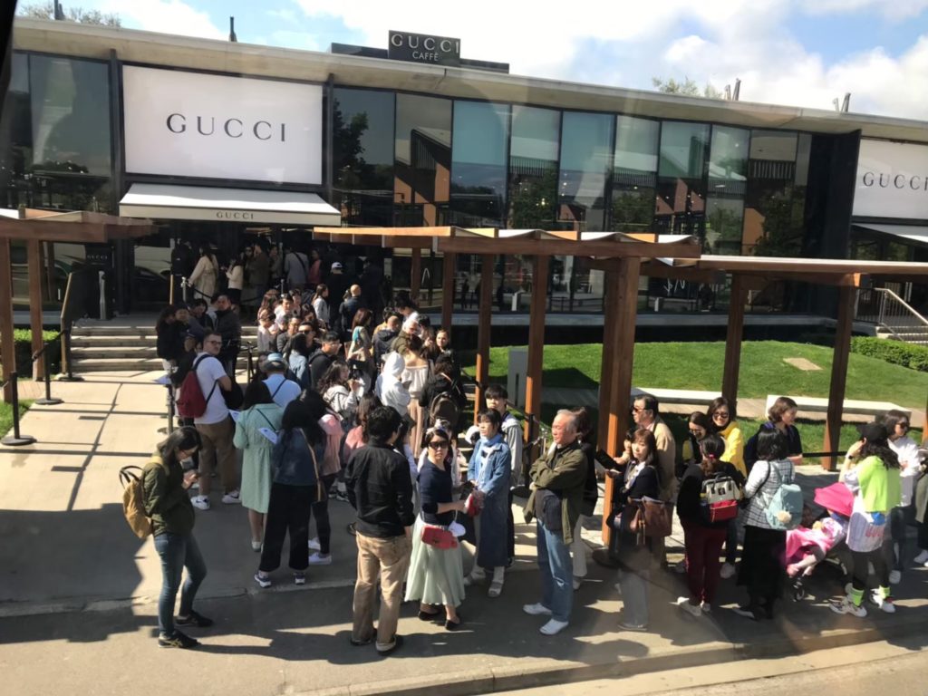 GUCCIは人気が高く、入場制限がとられていました。