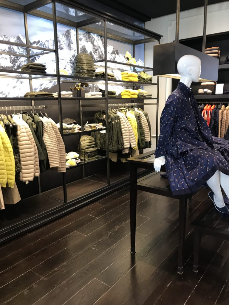 モンクレールの店内の様子。ディスプレイもオシャレです。