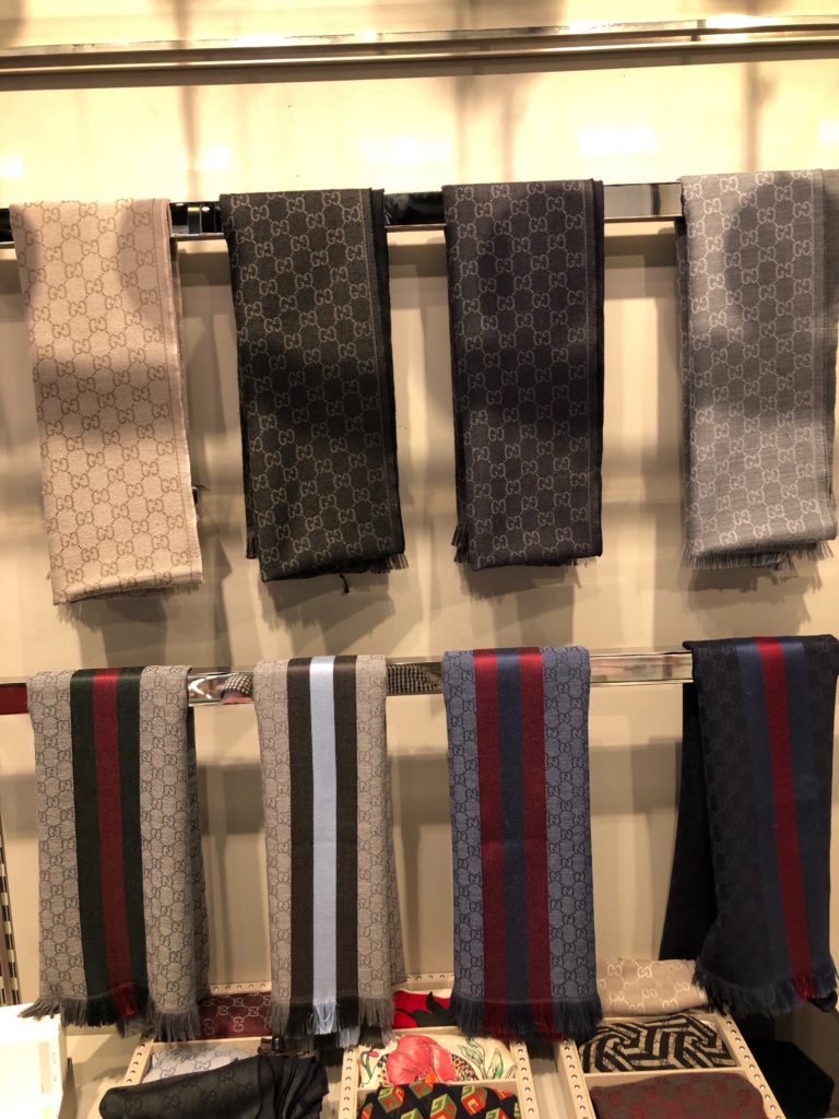 セッラヴァッレデザイナーアウトレット内のGUCCIではメンズ用マフラーが120～150ユーロ（日本円 約15000～19000円）程度で購入可能です。