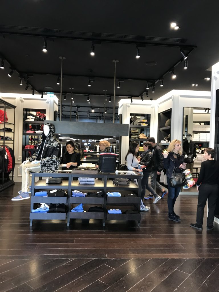 イタリア ミラノ セッラヴァッレデザイナーアウトレット モンクレール(Mocler)店内の様子