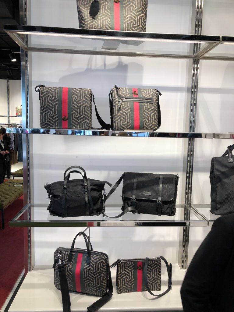 イタリア ミラノ セッラヴァッレデザイナーアウトレット GUCCIで販売されていたメンズ用バック 種類がかなり豊富でした。