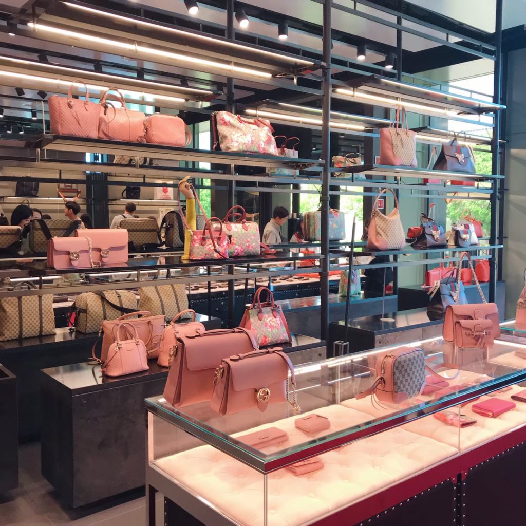 GUCCI店内に並ぶ、バック類