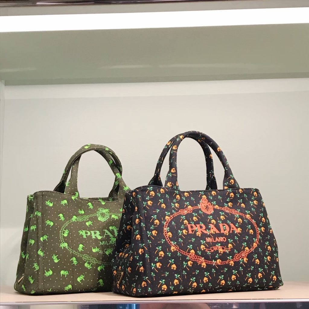 イタリア ミラノ セッラヴァッレデザイナーアウトレット PRADAで販売されていたカナパ（500ユーロ）