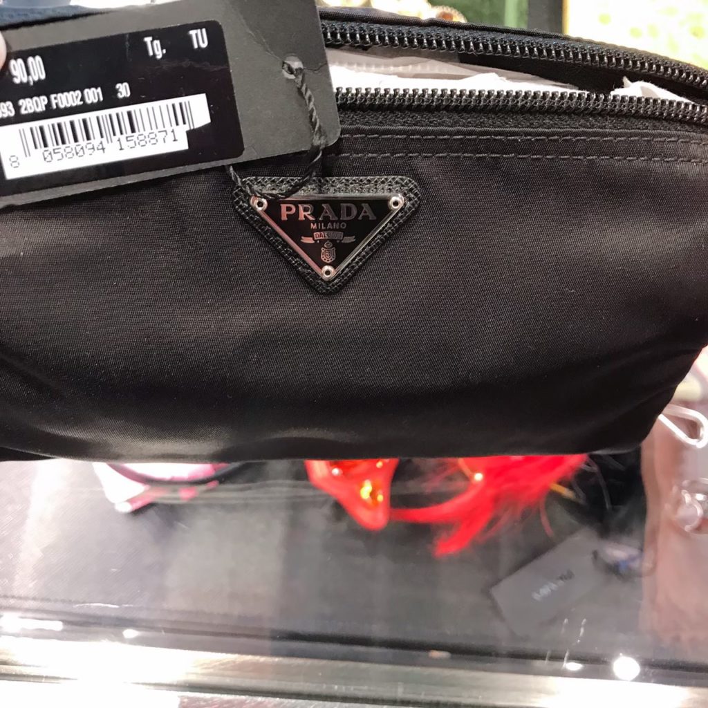 プラダ店内で売られている定番のポーチ(90ユーロ)