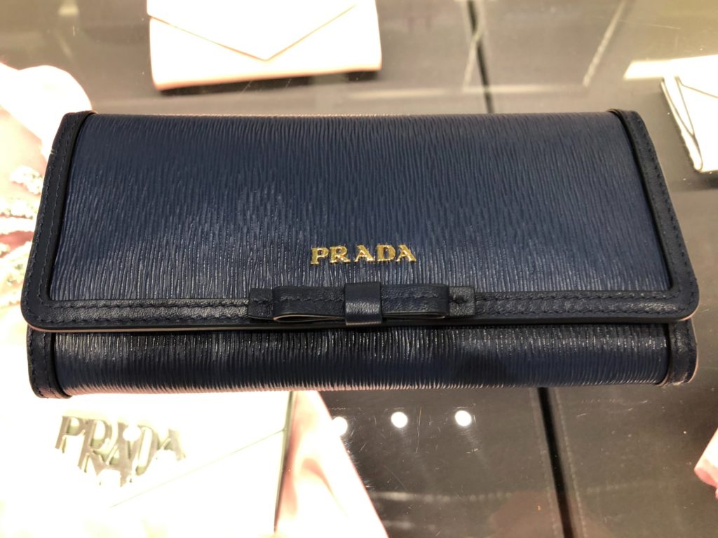 イタリア ミラノ セッラヴァッレデザイナーアウトレット PRADAで販売されていた女性用長財布(189ユーロ)
