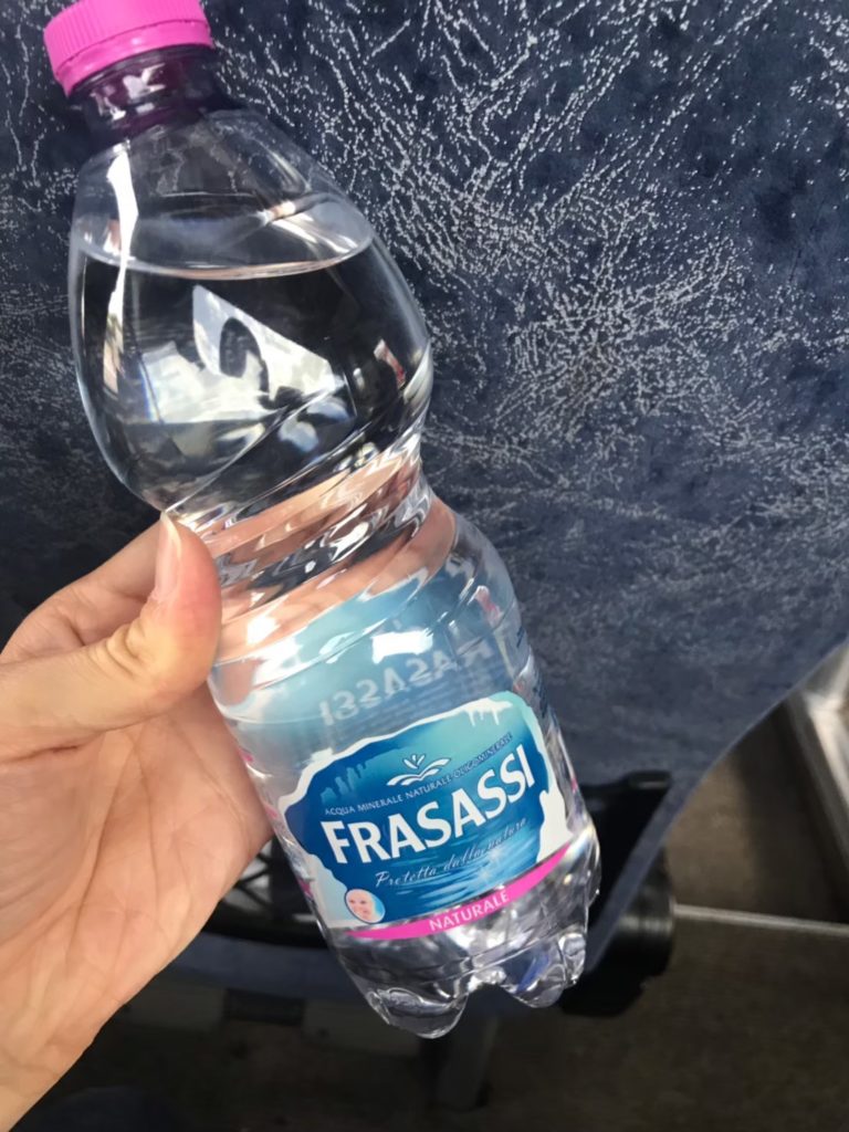 FIRENZI SERVIZI社のバスで配布されるミネラルウォーター