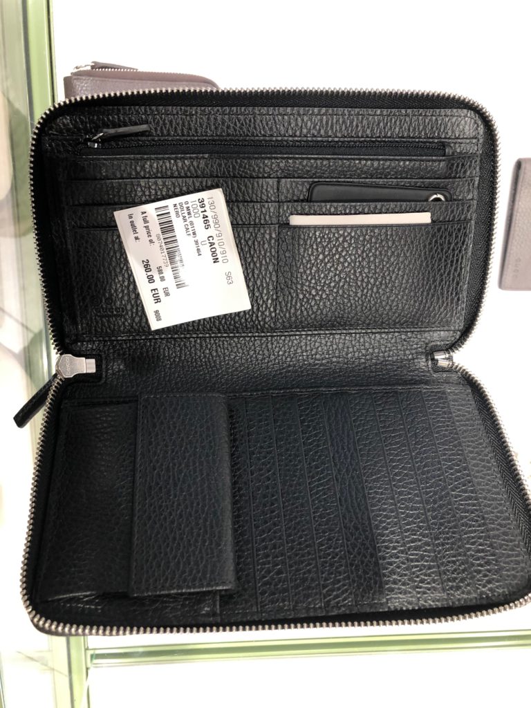 イタリア ミラノ セッラヴァッレデザイナーアウトレット GUCCIで販売されていたメンズ用長財布(200ユーロ）。カード収納も沢山あり機能性抜群です。