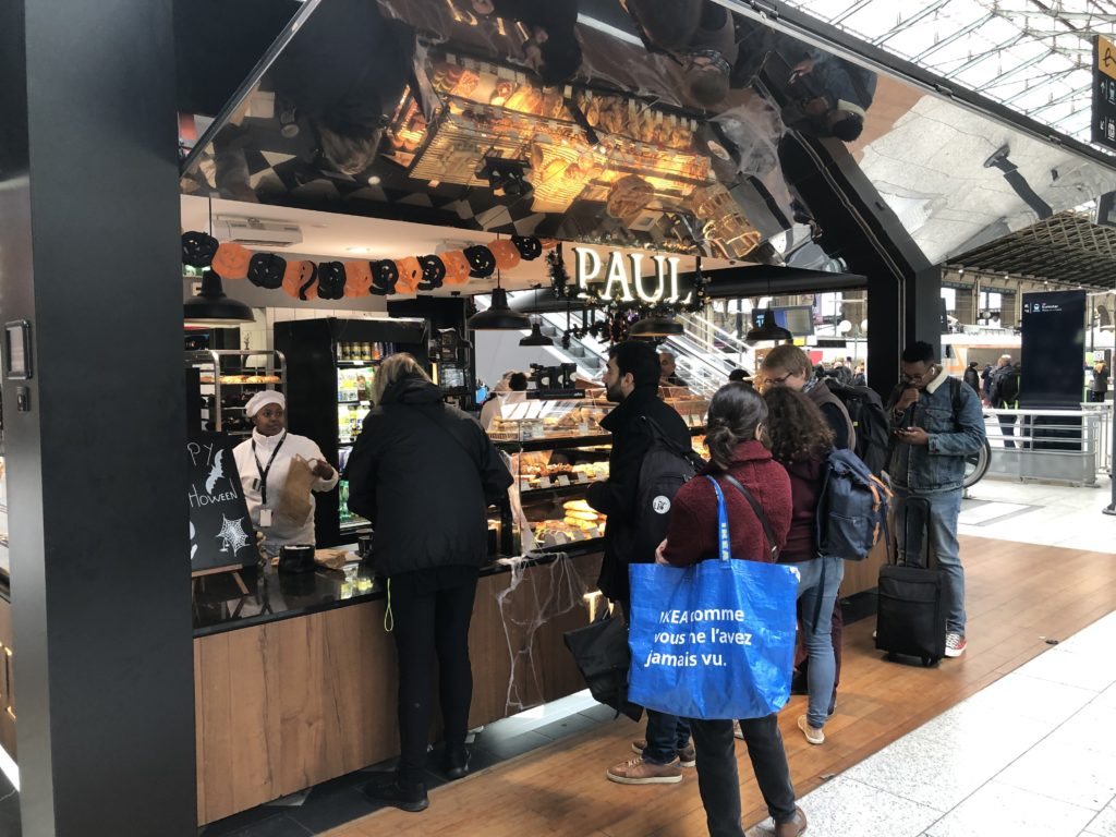 パリ北駅構内にある日本での有名なパン屋さん"PAUL"