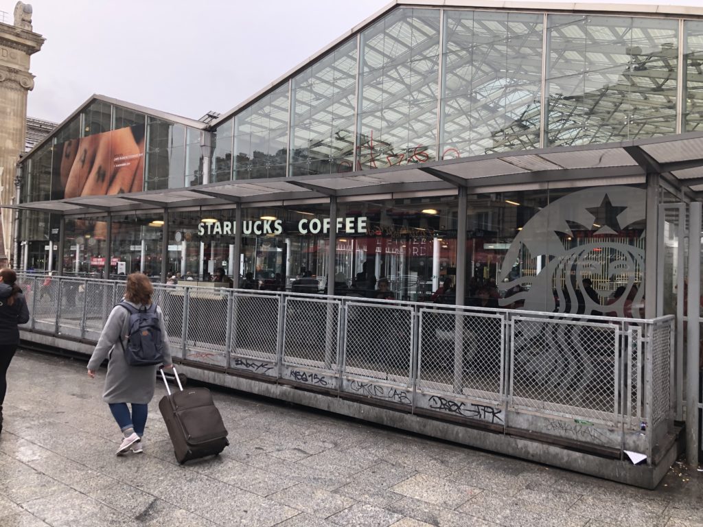 パリ北駅構内にあるスターバックスコーヒー
