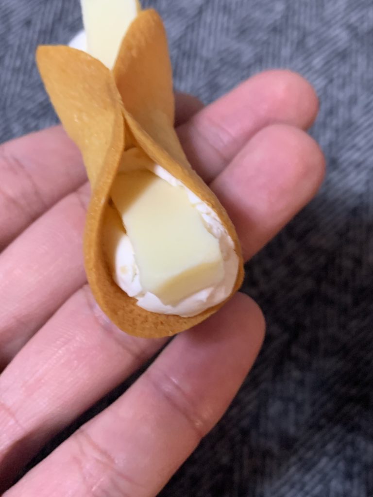 クリームチーズとチョコレートがゴーダチーズで出来たラングドシャに包まれています。