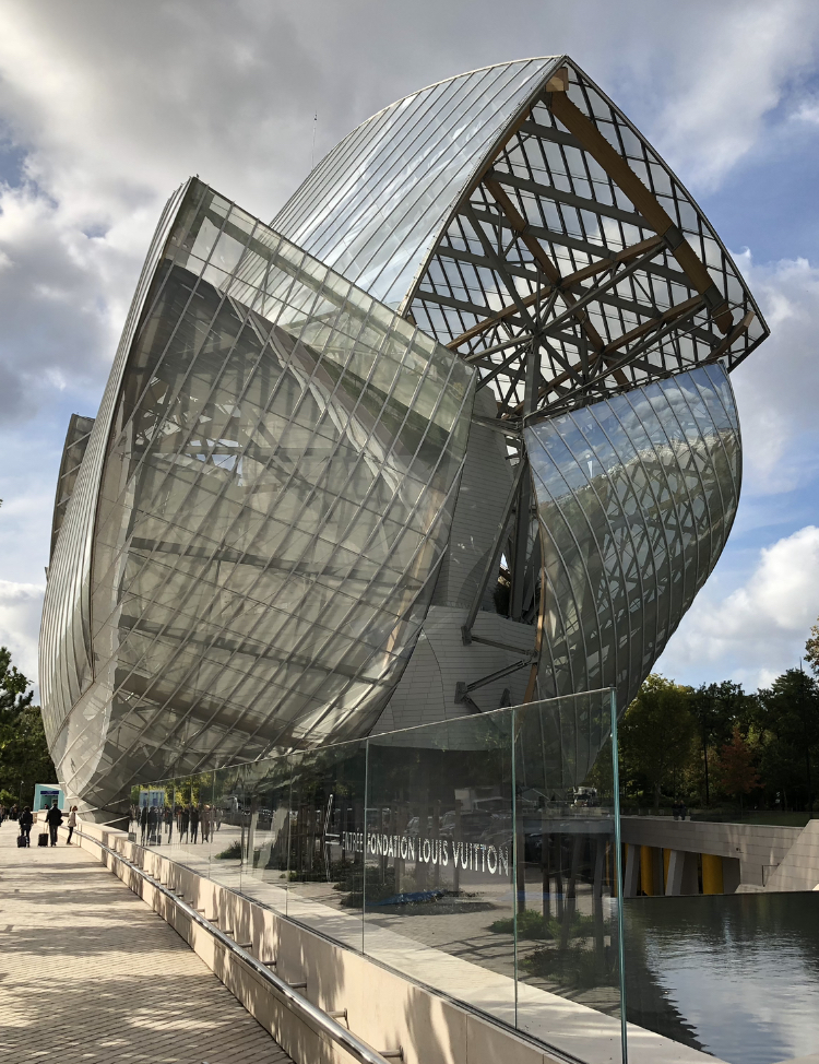 ルイ・ヴィトン財団美術館（正式名称：FONDATION LOUIS VUITTON)の外観