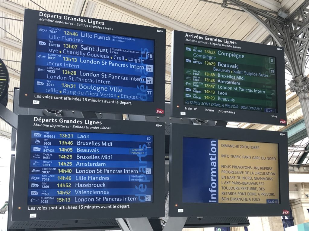 パリ北駅構内の時刻表