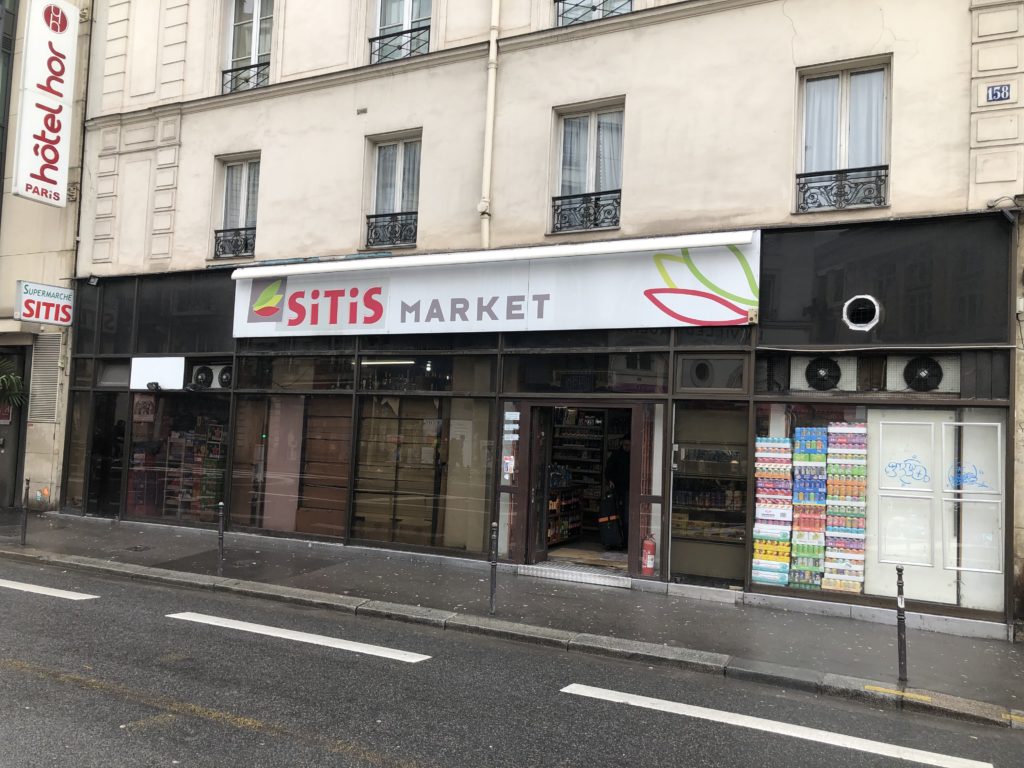 パリ北駅周辺には個人店？らしきグロセリーも多くあります。