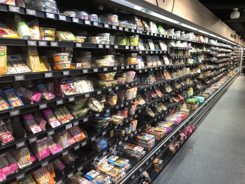 カルフール店内には総菜類も豊富です。