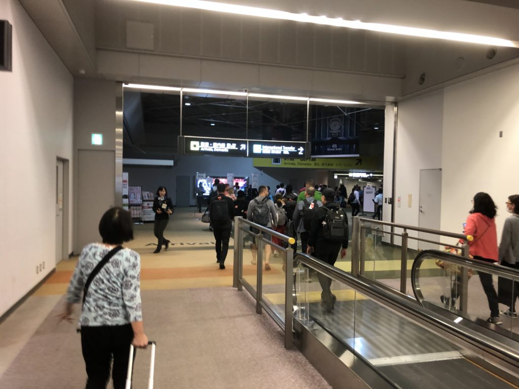 7時間遅れで成田空港に到着です。