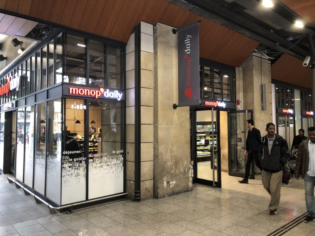 パリ北駅構内にあるmonop'